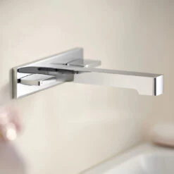 Geberit ONE Waschtischarmatur Eckiges Design, Wandmontage, Zweigriffmischer